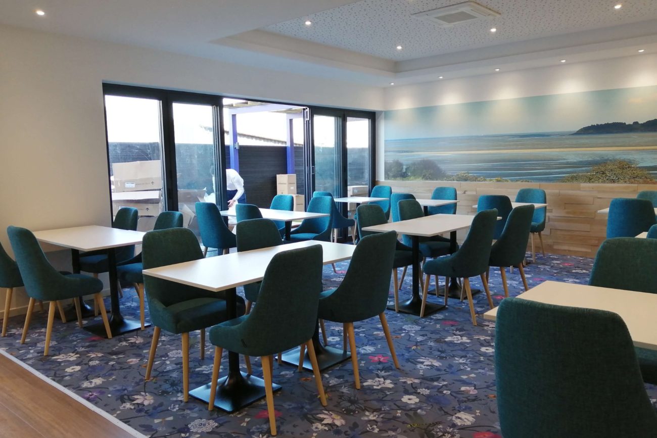 chaises de restaurant bleu