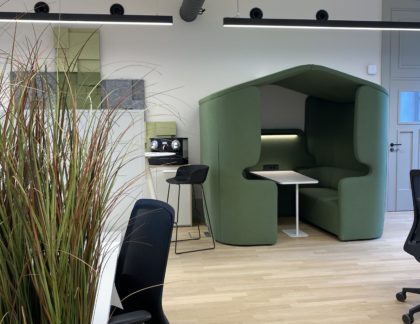 aménagement d'un open space avec une alcôve acoustique