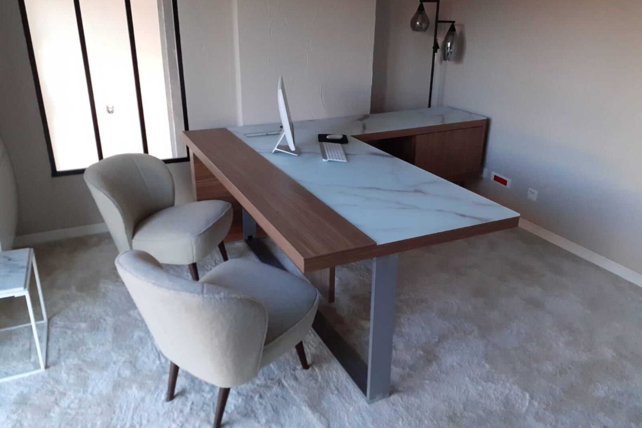 bureau de direction avec chaises confortables