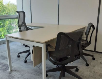 bureau de direction en bois avec chaises de bureau noires