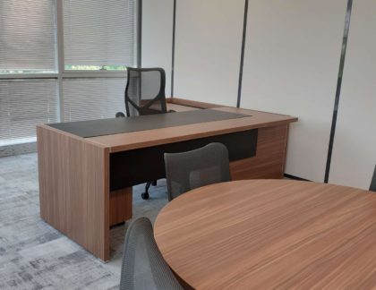 bureau de direction en bois avec sa table de réunion