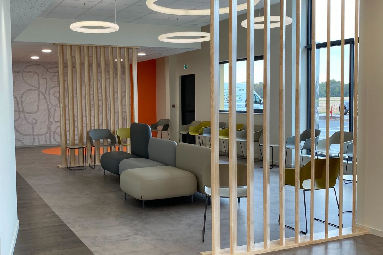 canapés et chaises salle d'attente cabinet