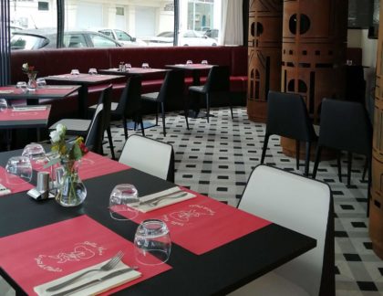 chaises de restaurant blanches et noires