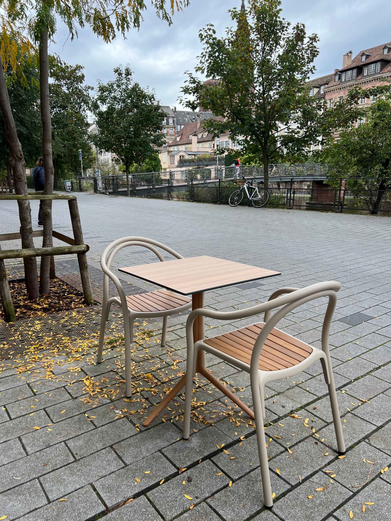 chaises et table d'extérieur