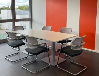 salle de réunion avec chaises luges