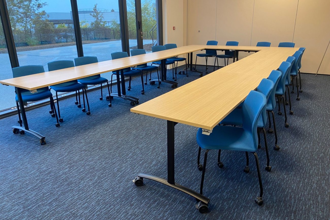 salle de réunion avec table en u