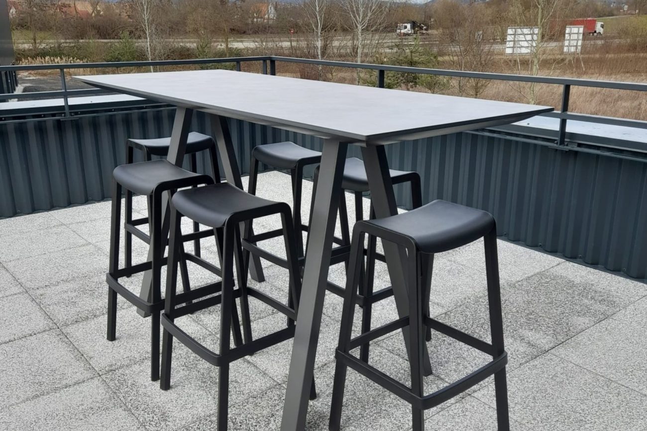 table extérieur et tabourets de bar