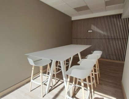 table haute avec tabouret salle de pause