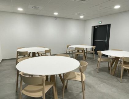 tables rondes et chaises pour salle de pause entreprise