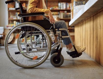 accès chaise roulante comptoir d'accueil