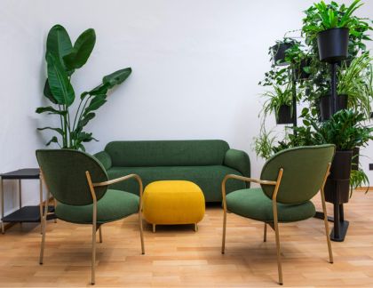 espace d'accueil coloré avec chaises et fauteuil visiteurs