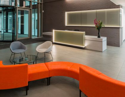 mobilier modulable et chaises pour hall d'entrée en entreprise