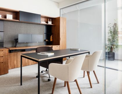 chaises visiteurs beiges dans un bureau