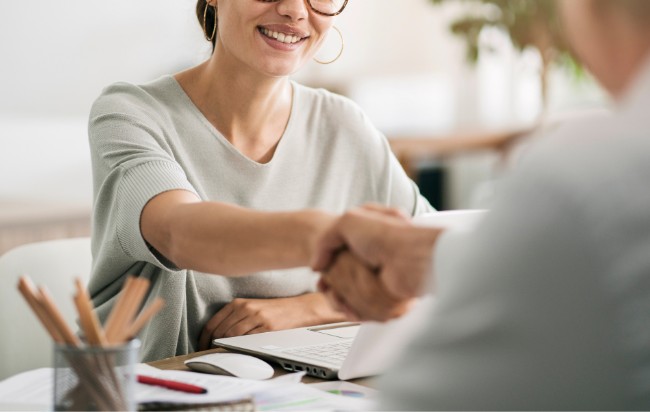 accueillir un client dans un bureau de direction